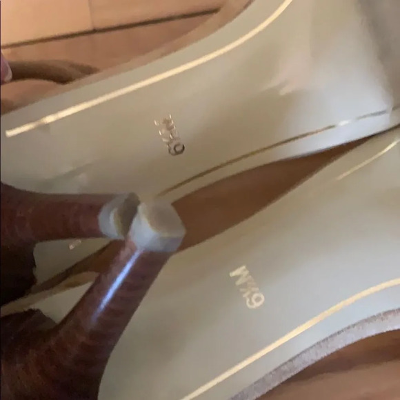 Charles
Jourdan camel suede ankle strap pumps - Picture 12 of 12